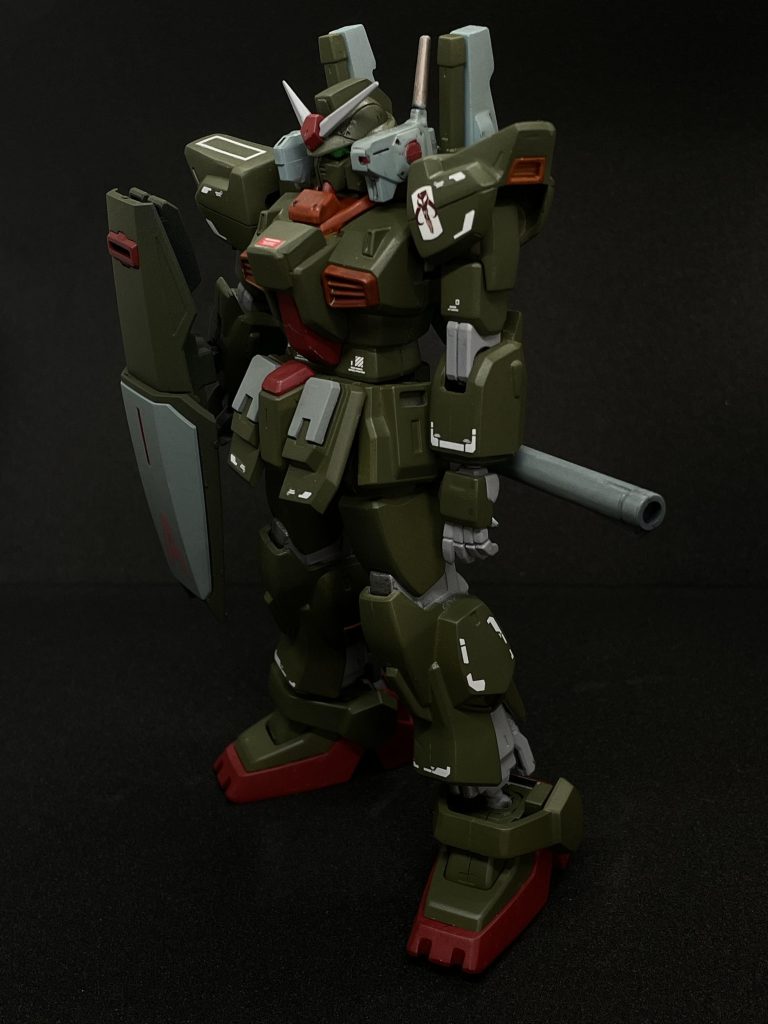 スカート部分にはブルーディスティニーを一部使用しています。胸部は一部スクラッチを行いました。