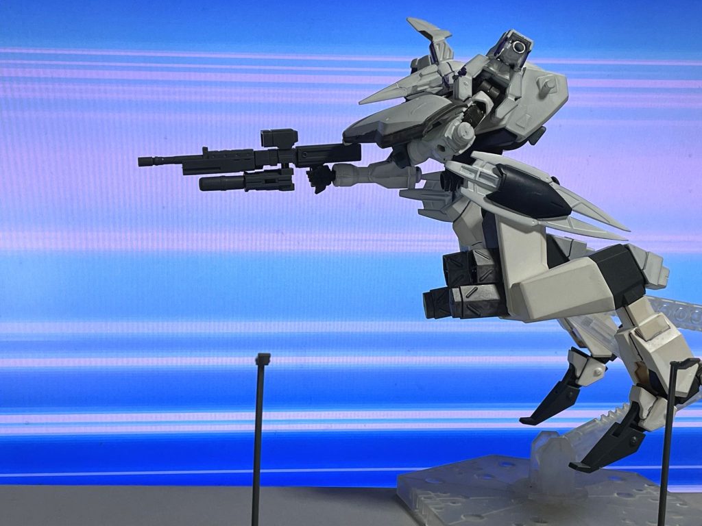 3点バースト式ビームライフル+グレネードビームを3連射するライフルの下部にグレネードを装備している。当然実戦用ビームであり、決闘用とはまるで違う殺傷力となる。