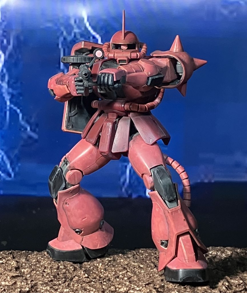 スパイクアーマーとシールドは、中にアームが仕込まれているおかげで複雑化しており、浮いたポジションに思えたので、アームを取り払ってシンプルなセッティングに改造。目のクリアカバーは外して、マニピュレーターは余ってたなんかのゴツい手を流用(たぶんコトブキヤのパーツ)。マシンガンは小ぶりなver1.0のものに。