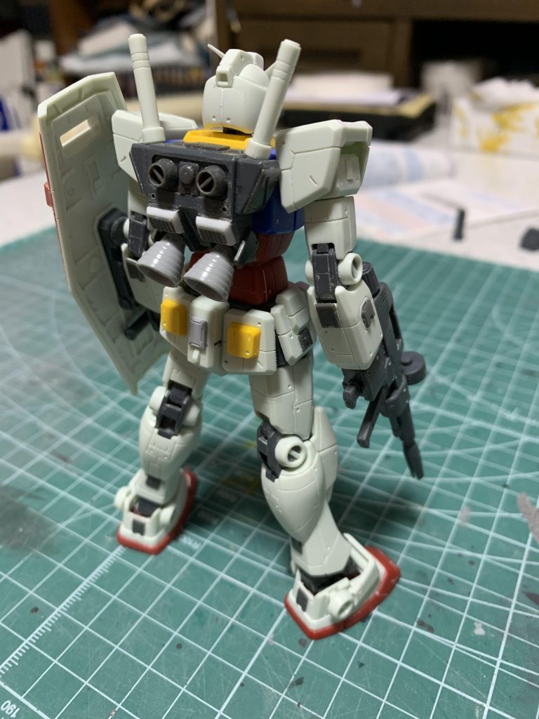 バックパックは薄く感じたので、凹凸を持たせ少し大きく見えるように改造しています。