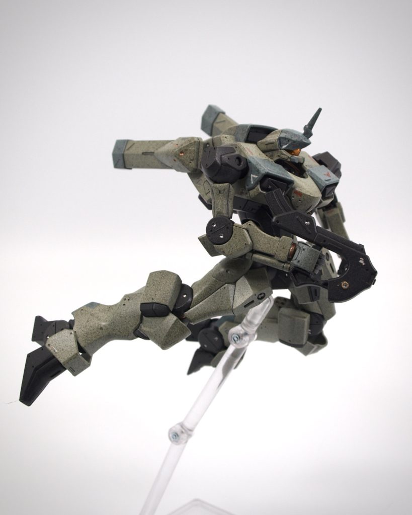 ジェット戦闘機を人型にしたようなデザインやはり飛んでいる姿が画になりますね