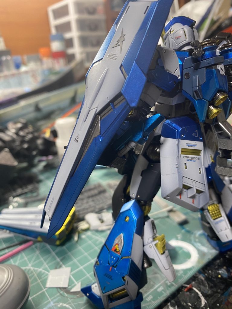 脚部スラスターカバーを切ってずらして貼り付け。