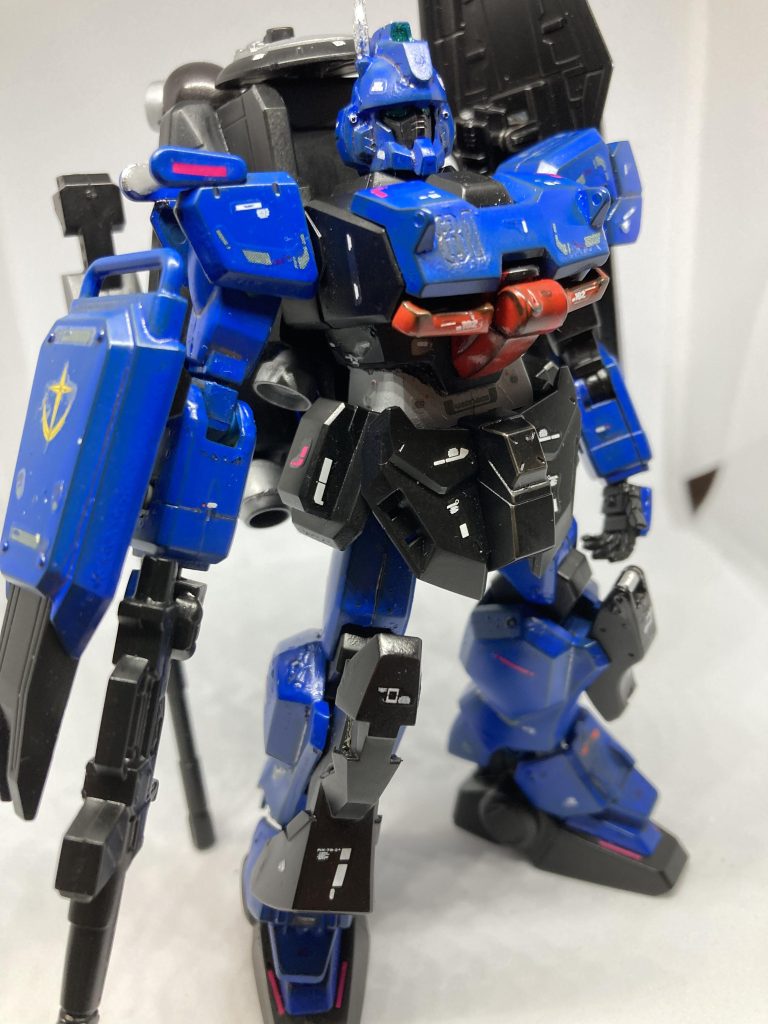 バックパックに大型シールドを追加したので、本来左腕に装着しているシールドを右腕に装着。