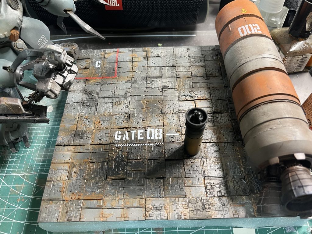 4種類程度のパネルをモデリングしてランダムに配置しました。ロケットブースターも自作になります。ダメージ表現はホットナイフにて加工。