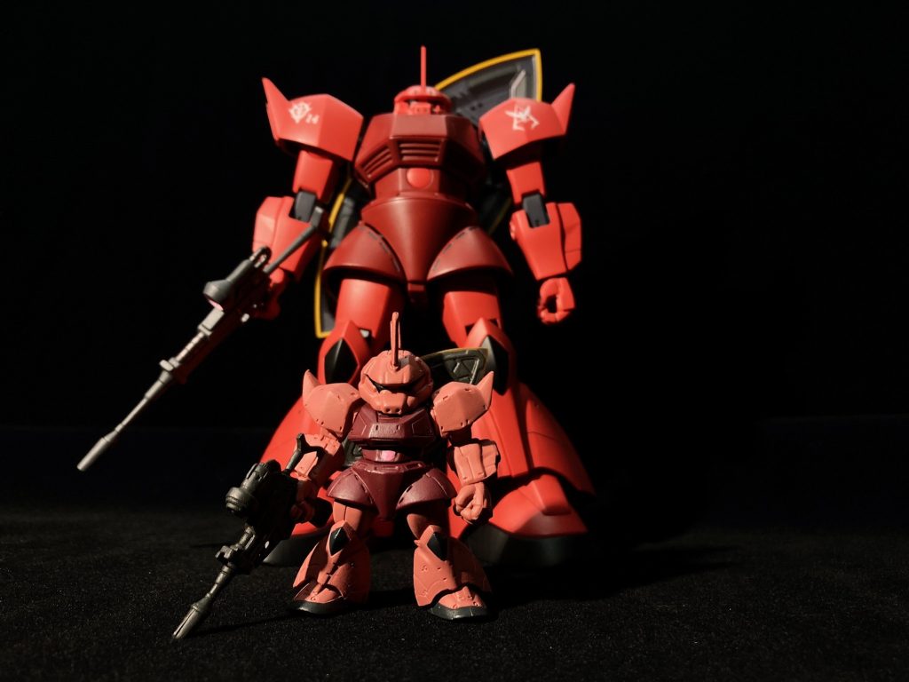 スジボリのお手本としたガンダムコンバージのゲルググ君と。他にもネットで参考になるような画像を色々探していましたが、そもそもコンバージ自体がMG2.0版を基にしてるっぽい感じだったので、僕のゲルググもMG準拠ということになりますかね。