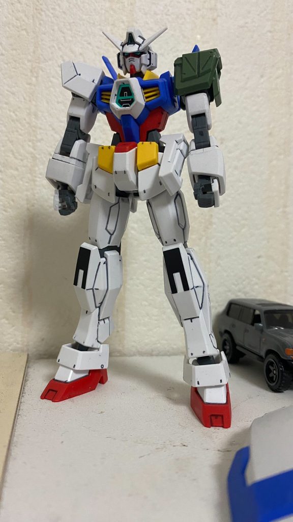 肩は当初アデルそのままで行くつもりだったのですが、ジャンク箱から出土したジム・ストライカーのものがまさかのAGE-1にポン付け可能という奇跡を生んだので流用することにしました。やっぱり一回に一台はAGE-1ノーマルですね！