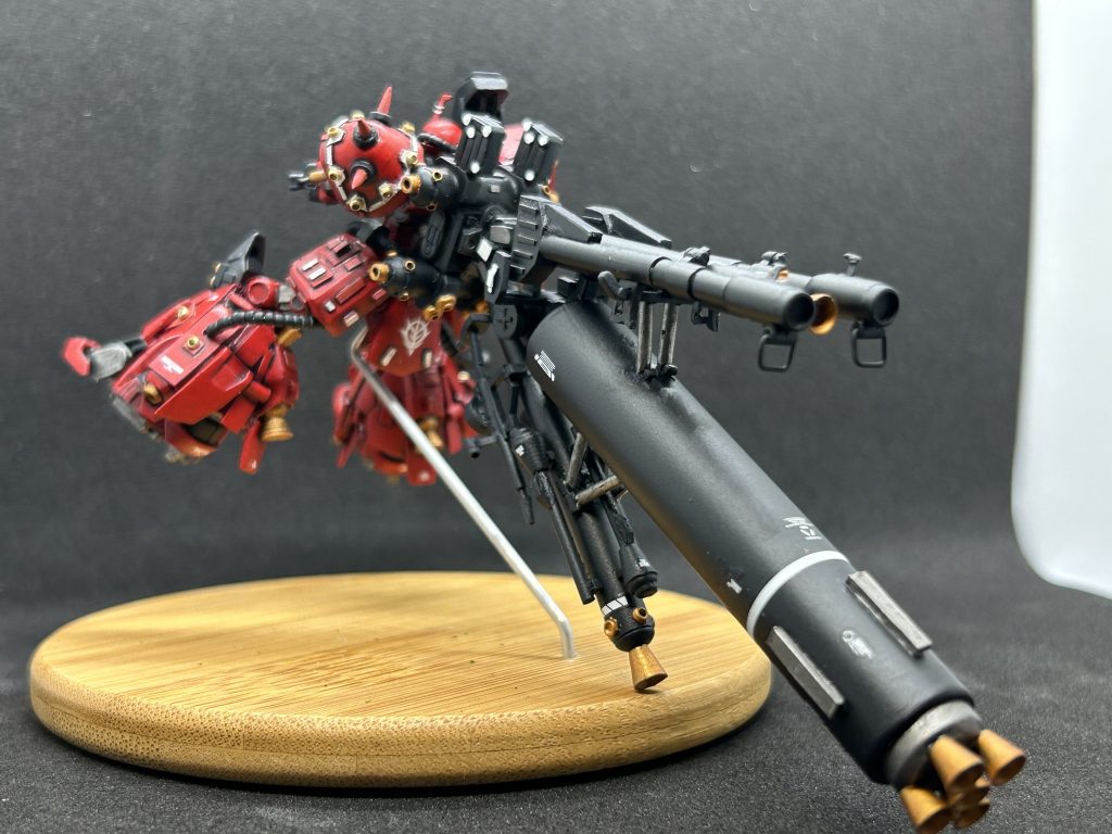 設計ミスによりジャイアントバズは3つじゃありませんが、結構頑張って作った甲斐があり、シルエットはそれっぽくなりました。ジャイアントバズ×2ザクマシンガン×2シュツルムファウスト×3ザクマシンガンのマガジン×2そして手にはビームバズーカを装備!強い…。