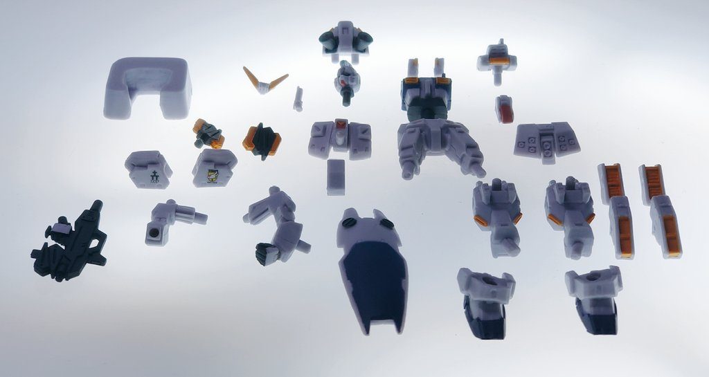 接着されてる胸部のパーツも外すとこれだけのパーツ数になります