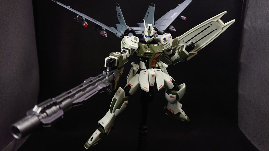 今回のお気に入りポイントは“オリジナル武器”と“デカール”です武装は2番機と同じく量産型のモブ兵が使う武器なので、あまり派手にしないように、それでいてちゃんと個性が出るようにと、悩みながら組みましたデカールは2番機と同じくしたかったのですが、手持ちの都合上それができませんでしたですがそれが逆に良かったのか2番機よりも良くなった気がして、気に入ってますでは、最後までご覧いただきありがとうございました