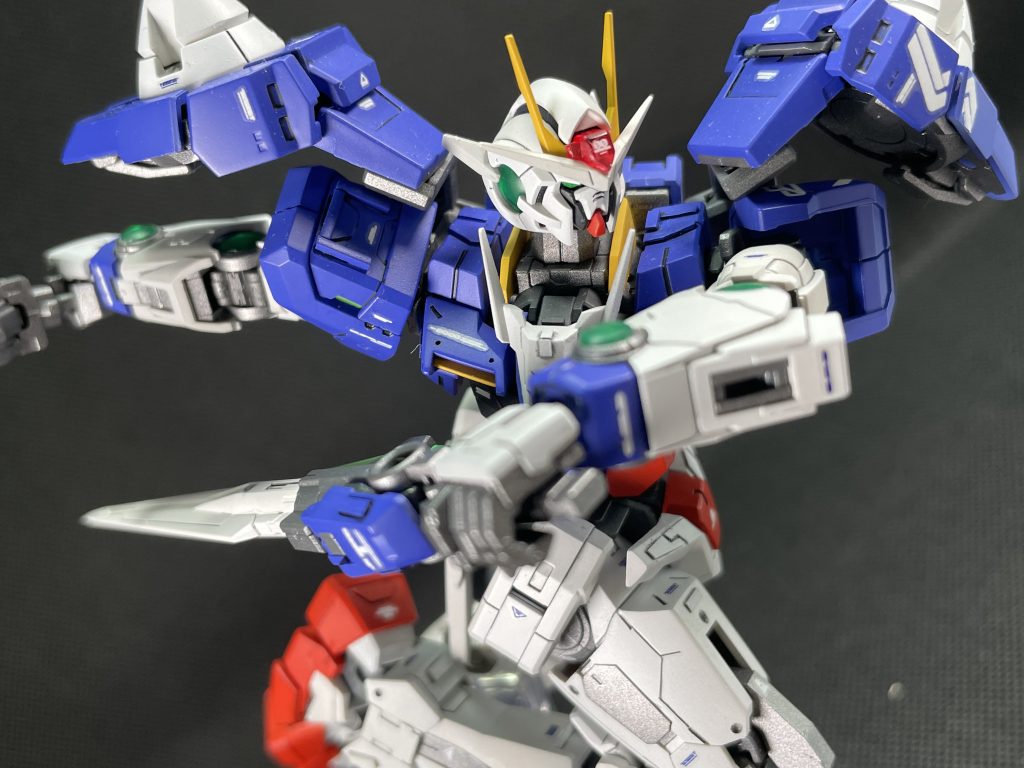 肩パーツが腕を動かした時ポロリが多かったので思考錯誤しつつ、最終的には肩内部のパーツは組まずに、フレームのみにしました。フレームが結構しっかりしてるので違和感ありませんのでポロリに悩む方はどうでしょう？ディテールアップはプラ板貼り付け、マイナスモールド中心に施してます。関節を水性ホビーカラーの焼き鉄色で塗ったのでメタルビルドみたいになりました。