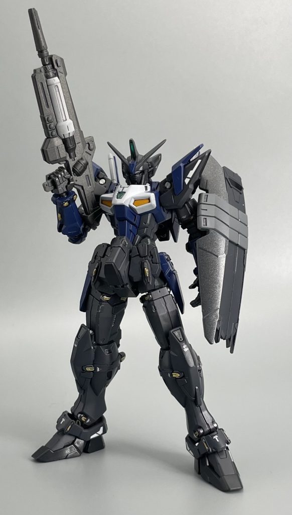 ちなみに今回使用したジェミナスは私自身、過去に3つジェミナスを作ってきたんですが最初に作ったジェミナスをリペイントした物になります☝🏻脳内設定ではジェミナス01と02のプロトタイプとゆう位置付けである、さしずめジェミナス0としましょうか。そんなジェミナス0をdope博士が強奪し、コルヴォスへと魔改造を施した。。っと言った感じです笑メタ的なお話をさせて頂くと最初に作った物は後に作った2体に比べてまだまだ納得のいく物ではなかったためリメイクしたいと思っていた時に、せっかく作り直すのなら何かオリジナルの要素を盛り込んでみようと思って作り始めてみました😌表面処理をしっかりやり直して塗装もシックな印象になるようにやってみましたが、これはこれでアリな感じに仕上がってくれました👍🏻