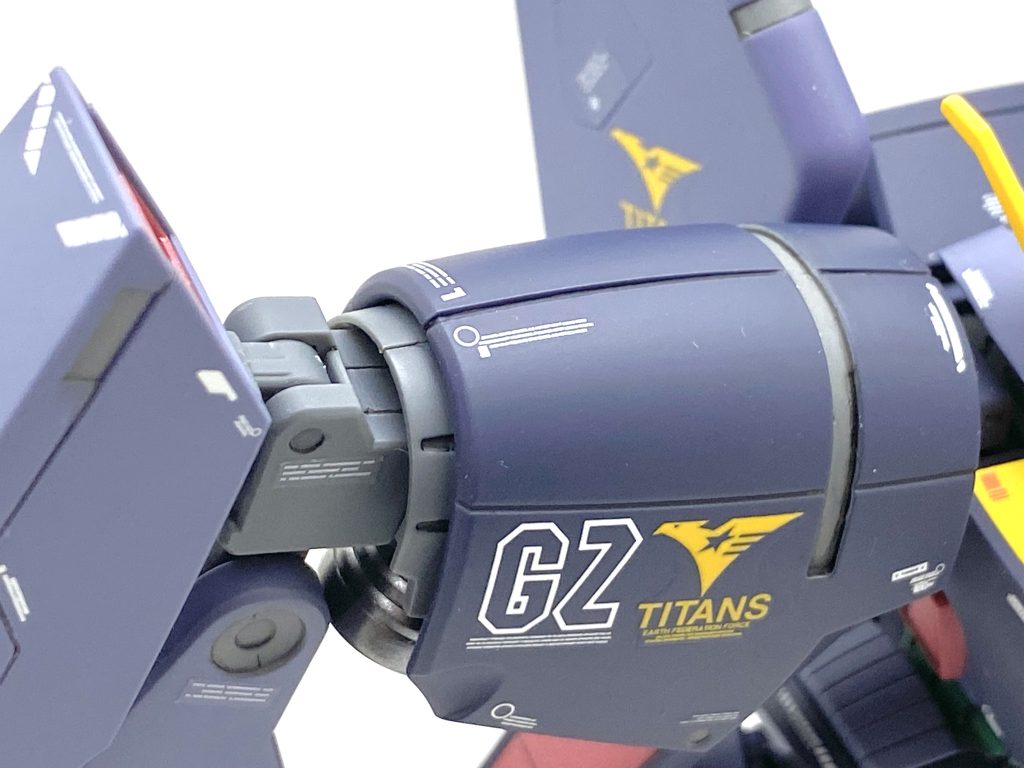 肩の上面は合わせ目でしたが・・・ダンモ使ったおかげで完全にモールドに見えます。