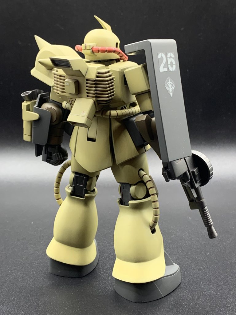 バックパックのデザイン、最高ですよね。当然、MSVからの流用です。HGUCザクの動力パイプの長さが合わなかったので、バックパックの取り付けは少し嵩上げしています。