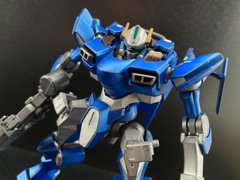 本来ゴーグルタイプ(内部はモノアイ?)の頭部ユニットは、三次元情報処理能力向上に対応する為、ツインアイタイプに変更されている。シェルユニットの搭載、それに伴うGUNDフォーマットの採用による、GUND-ARM化。…すなわちこの機体は、「ええ。ガンダムよ」cv:能登氏ガッ…。 ガンダム・レフォートである。