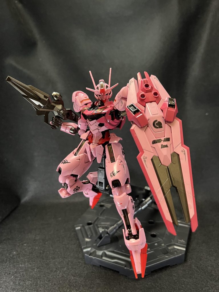 今回の黒のデカールは、自作です。作中のロゴや桜の花を貼りました。