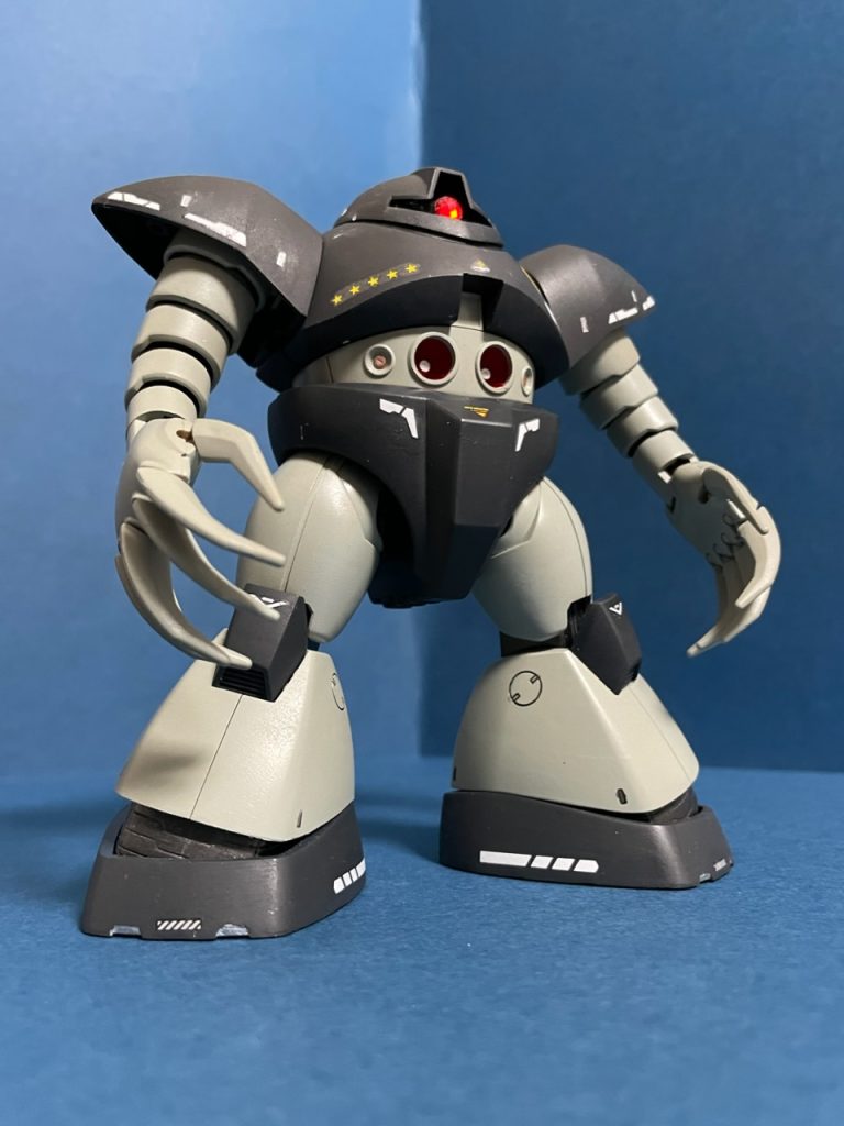 カラーリングは上半身等はジャーマングレー、腕、脚はエアクラフトグレーを使用しました。大きく外さず、設定に近い仕上がりになりました。