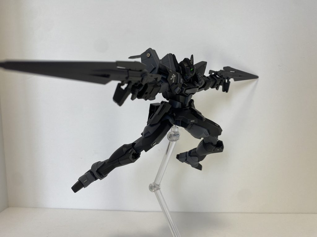 スタビライザー的な空力制御を考慮し、GNソードⅡビームライフルも一応装備している。この機体で一番火力が高い装備だが、「二丁拳銃っぽくない」という理由であまり使いたがらない。煽られて怒った時は、躊躇なく使う。