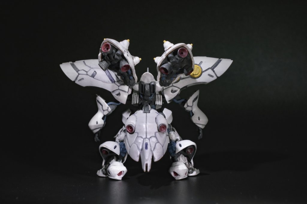 ふくらはぎ部分のスラスターはバーニア形状に変更しました。ナイチンゲールのファンネルコンテナは横方向に展開する形状でしたので、それを後方に展開させるために取り付け部分は新たに作りました。ファンネルコンテナとリアスカートも少し可動するようにボールジョイントを入れてます。