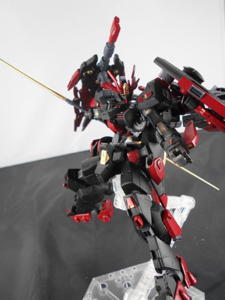 ビームサーベル兼ビームバルカン、「フォス」。インフィニットジャスティスの武装であることに加えて、非使用時の腰に携帯しているときはビームバルカンとして使用可能です。「フォス」はギリシャ語で「灯火」のアナグラムです。