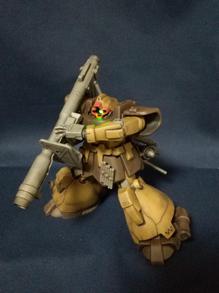 肩の軸を新規に作り直し、多少前後のスイングができるようにしているため、バズーカを両手で支えるようなポーズもとれるようになっています。肩アーマー内部の