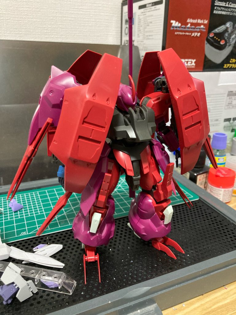 塗装前。ディランザの足をくり抜くのに1番時間がかかりました。胸部の装甲はディランザの胸部を逆さまにしてます。水星キットだけで作るつもりでしたが、バックパックだけグスタフカールです。見えないけど。