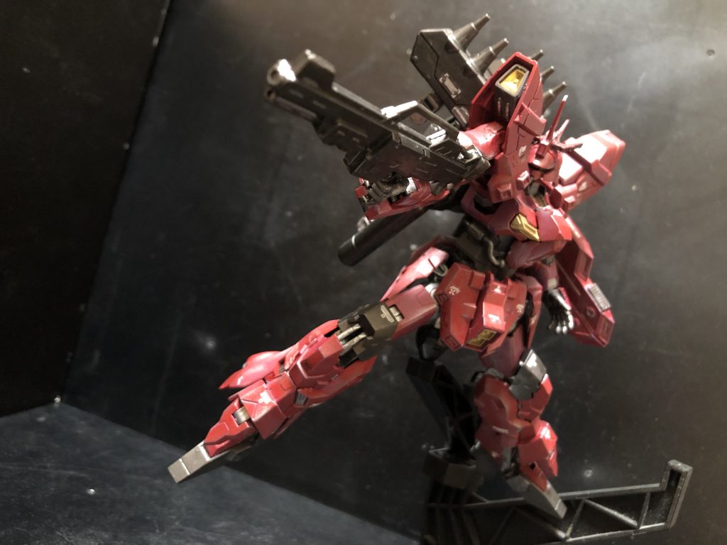 oyz「えー、バルギルが製作された事により、サザビー製作に対しての問題点が明らかになってきました。本格的にサザビーのフレーム設計に入る段階まできたのですが、未だ検証されていなかった部分をここで確認する事になりました。」シャア「ほう?それは何だ?」oyz「可変開発です。」シャア「私の求める性能に可変はないのだが。」oyz「ではサザビーの開発は中止します。大佐はギラドーガを赤く塗って出撃してください。」シャア「何故そうなる。」oyz「可変の可能性は無限です。偉い人には無駄に思うかもしれませんが。」シャア「しかしサザビーの開発がここまで推しているのは、可変開発にかかっている時間の所為ではないのか。」oyz「ええ、そうです。ですが、私にとって可変開発は、大佐にとって機体を赤くする事ぐらい重要なのです。わかりますか!?」シャア「私の乗機に赤くない機体もあったのだが。」oyz「大佐のこだわりはその程度なのですか!私は失望しました!わかりました。サザビーは金色にします!」シャア「金色....ありだな。ええい、そういう事ではない。結局のところ、私専用機の開発はどこまで進んだのだ!?」oyz「サザビー可変検証試作機までです。」シャア「ならば見せてもらおう、サザビー可変検証試作機の実力とやらを!」