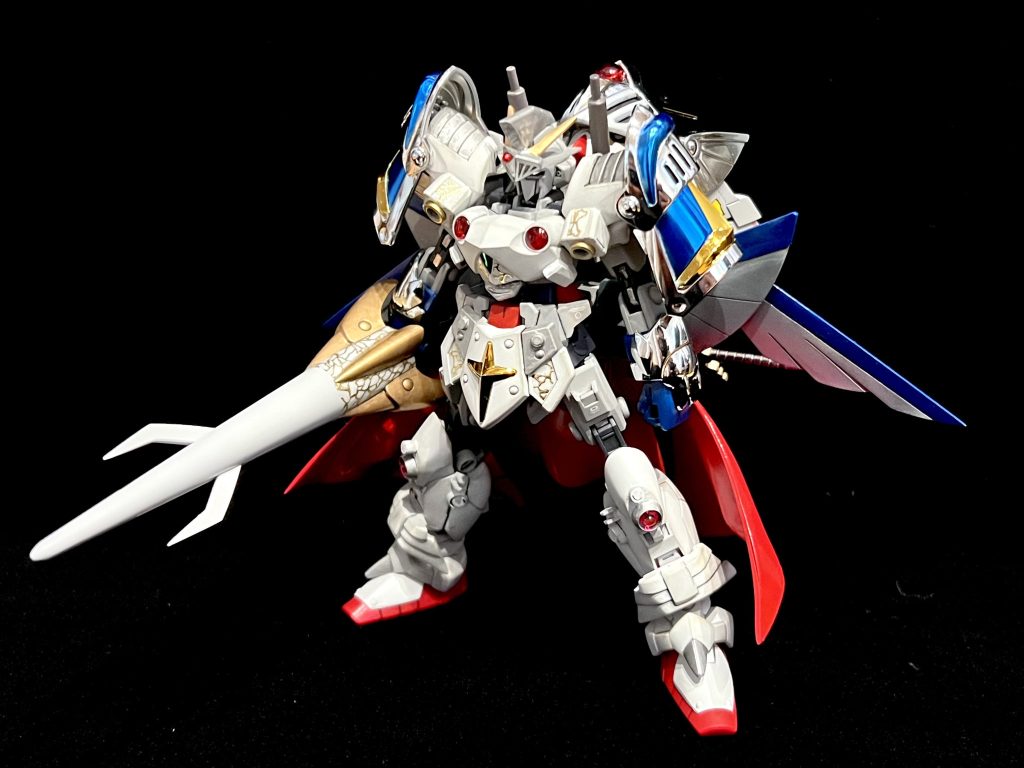 ▲バーサルユナイトガンダム【機体説明】バーサルソード、電磁ランスを装備し、格闘戦に優れる。機体の固有スキルとして「魔法」を使用することが可能で、ソードとランスの切っ先からエネルギー弾や雷撃を放つことで中距離〜遠距離戦にも対応することができる。必殺技は「トルネードスパーク」