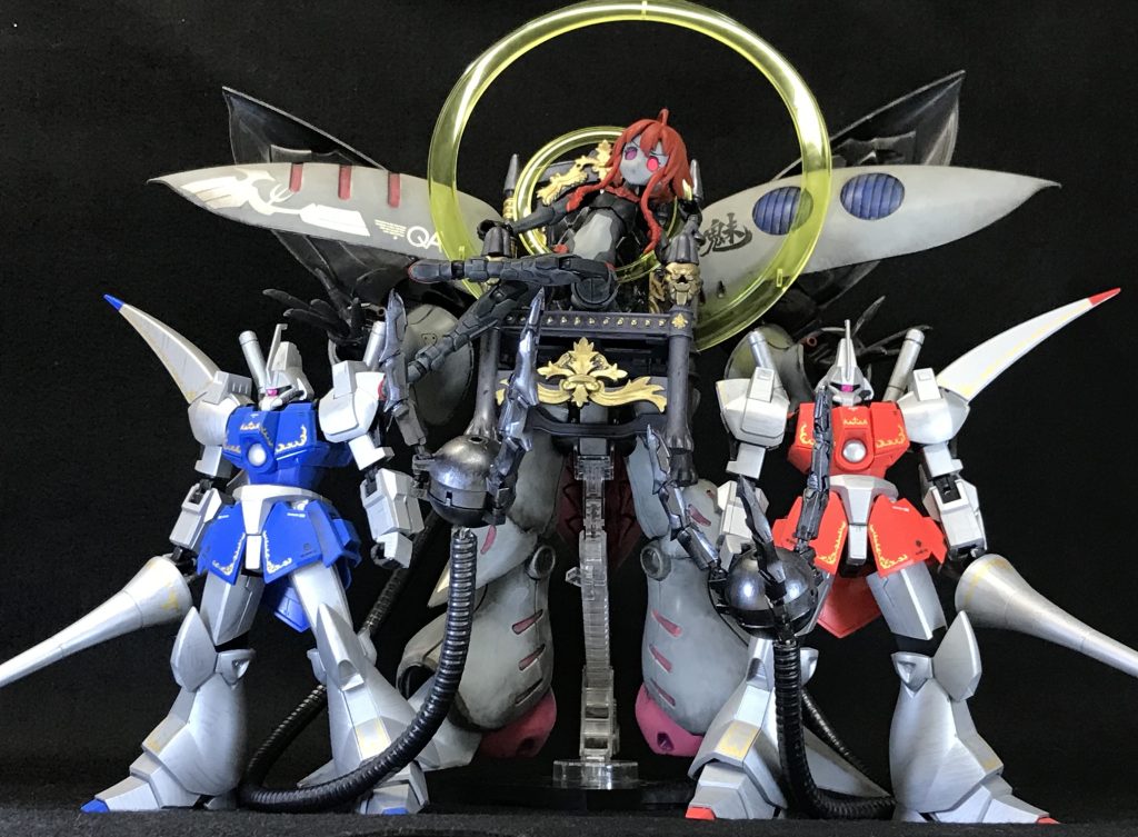 親衛隊と一緒に記念撮影クイーンレベルになると触手を刺さなくても、精神力の弱い人間なら思念だけで操れてしまうのです