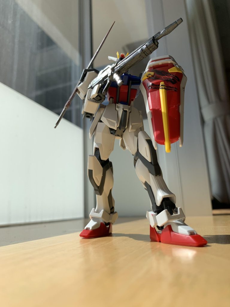 顔を隠したポージングがなかなか格好いいですね。肩パーツを下げているのも面白い！