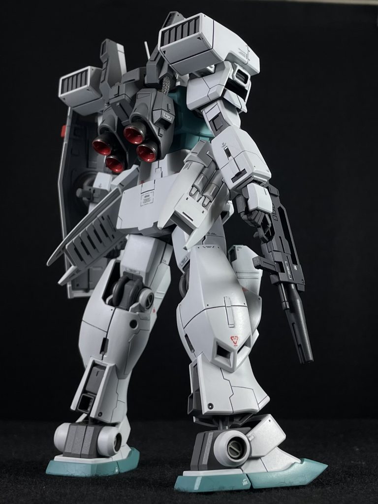 足のダクトは くり抜いてます。