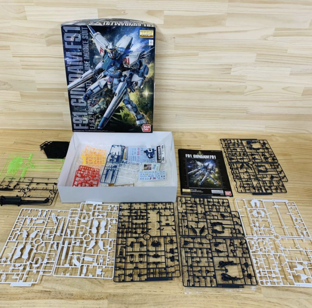 ヤフオクのジャンク品まとめ売りで購入した時の画像です。武器類、左右の腕部、その他いくつかの外装パーツが無い状態でした。