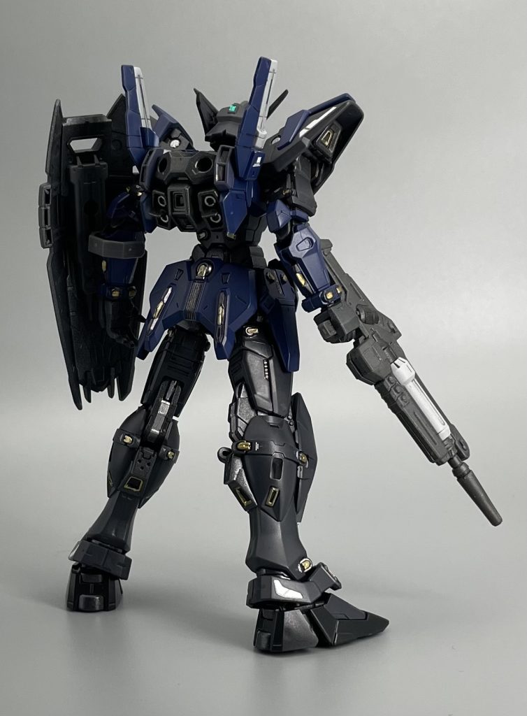 サンドロックの要素は、視覚的に分かりやすいショーテルを持たせる事ももちろん考えたんですが、これだけ豊富な武装がある中で更に武装を追加してもゴチャゴチャし過ぎてしまうと思い却下。なので、サンドロックの特徴は武器ではなくて指揮官機としての高い分析能力、索敵能力などのシステム面で取り入れられている、っとゆう設定としました☝🏻頭部センサーの強化とゆう事でアマツの頭部にデスサイズの角を付けるって感じにしてみようと加工してみました😊特徴的な4機の性能を司る頭脳の役割をサンドロックが担っているワケですね😌寄生獣の後藤みたいな感じですね←