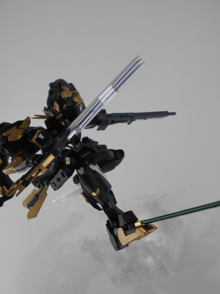 脚部ビームソード、「パメニコラ」。足先にブレイジングのビームソードを移植しました。奇襲としても使用可能で、高出力のため斬り合いになっても押し切ることもできます。「パメニコラ」はギリシャ語で「残陽」のアナグラムです。