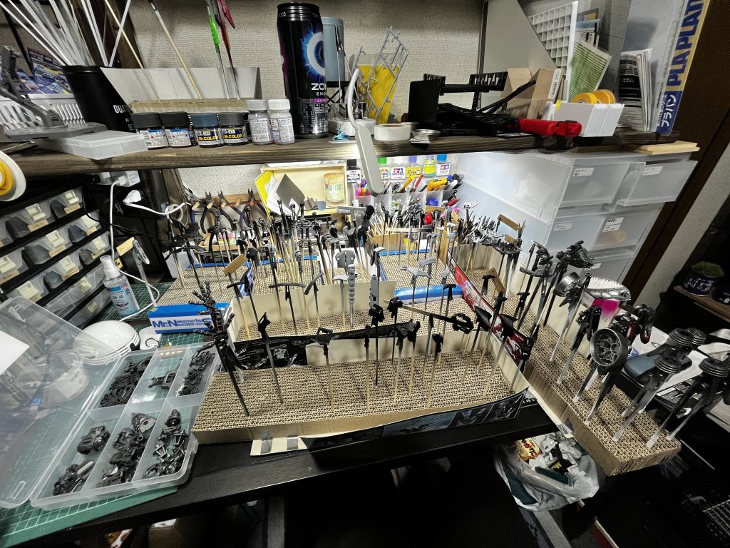 RG初挑戦で大変だったこと①パーツ多すぎて収まらない問題。もともと結構細かく分けて塗装すると自負していましたが、持ち手が圧倒的に足りませんでした。終わったパーツから乾燥後に一度外してケースに入れて…と面倒な工程があったりしました。