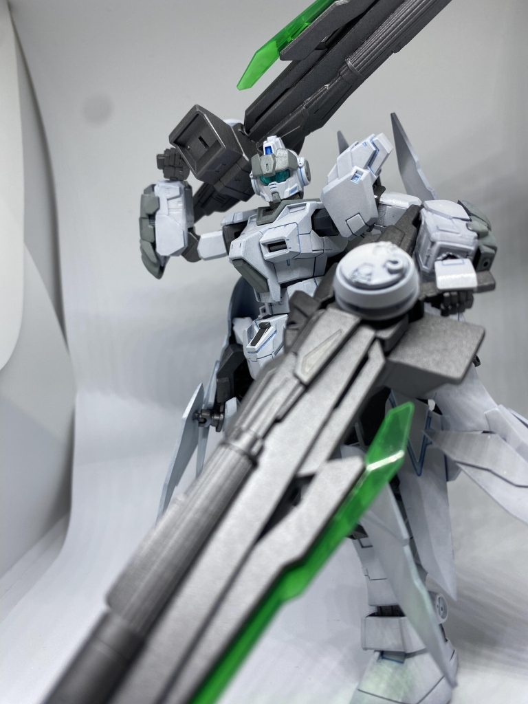 肩部の装甲は脚部へと移動し内蔵されているバーニアにより出力を向上させる。