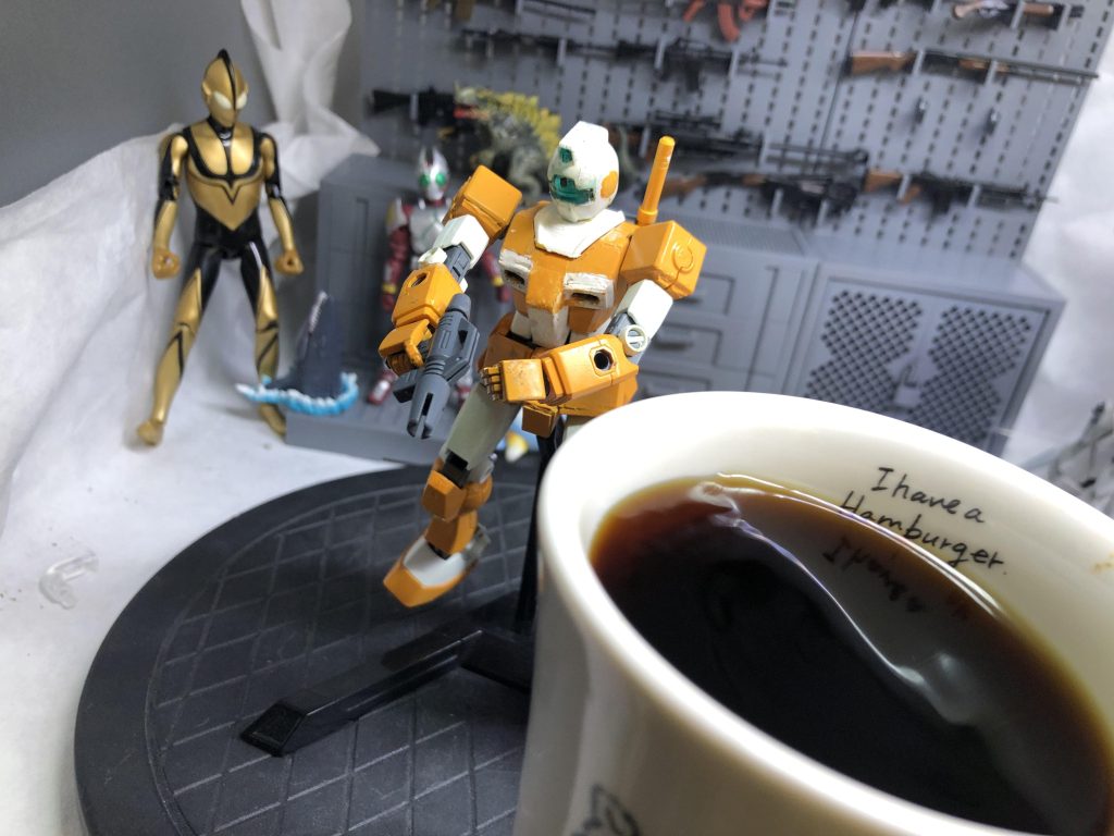 完成したガンプラを眺めながら飲むコーヒーはうまい