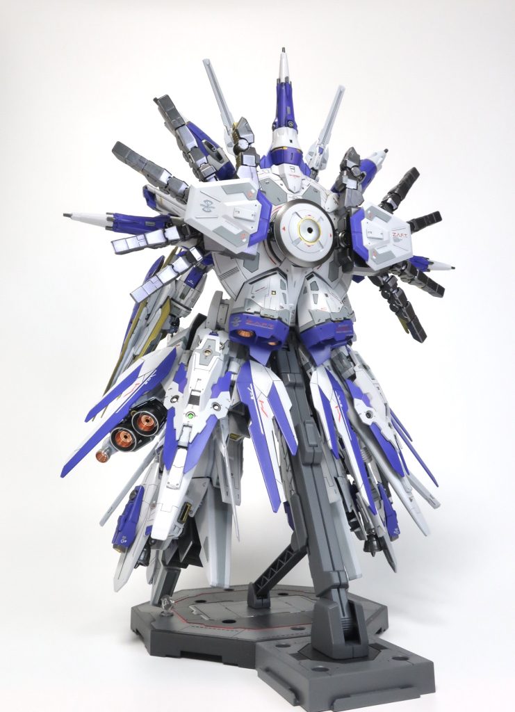 白い部分はグレーをポイントで塗装する近年のスタンダード手法。写真だとわかりにくいですが紫も濃淡の2色で塗装してます