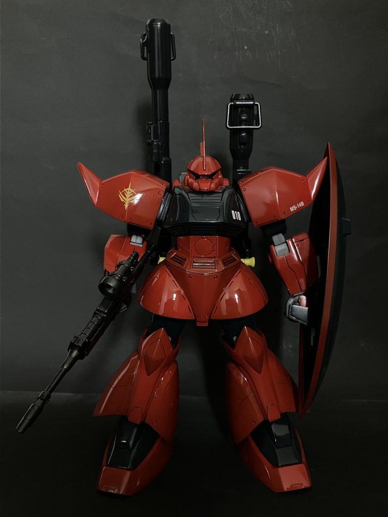 フル装備♪真紅のようにするため、黒立ち上げから赤くして、乾燥後に色が変わるのを計算して色味を調整しました人生初の光沢クリア仕上げてテカテカにしました後ろが重いのですが、古いキットなのに関節はしっかりしてて後ろに倒れなくてよかったです