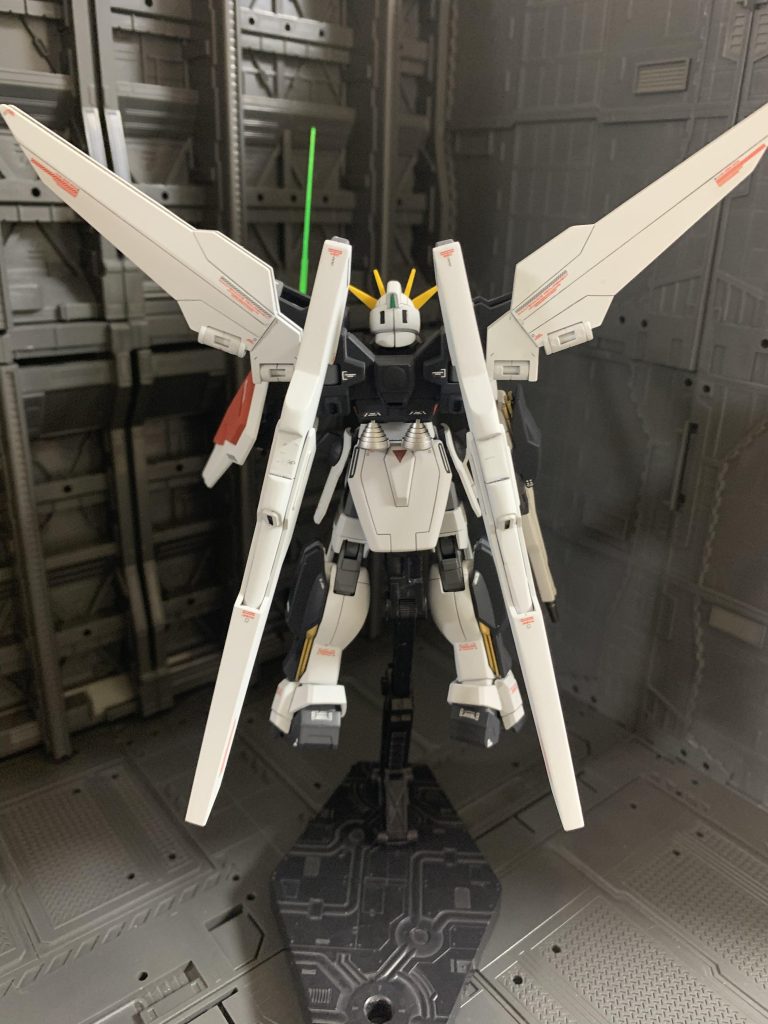 バックショット。バックパックのバーニアはシルバーで塗装。後ろから見ると結構スッキリしています。