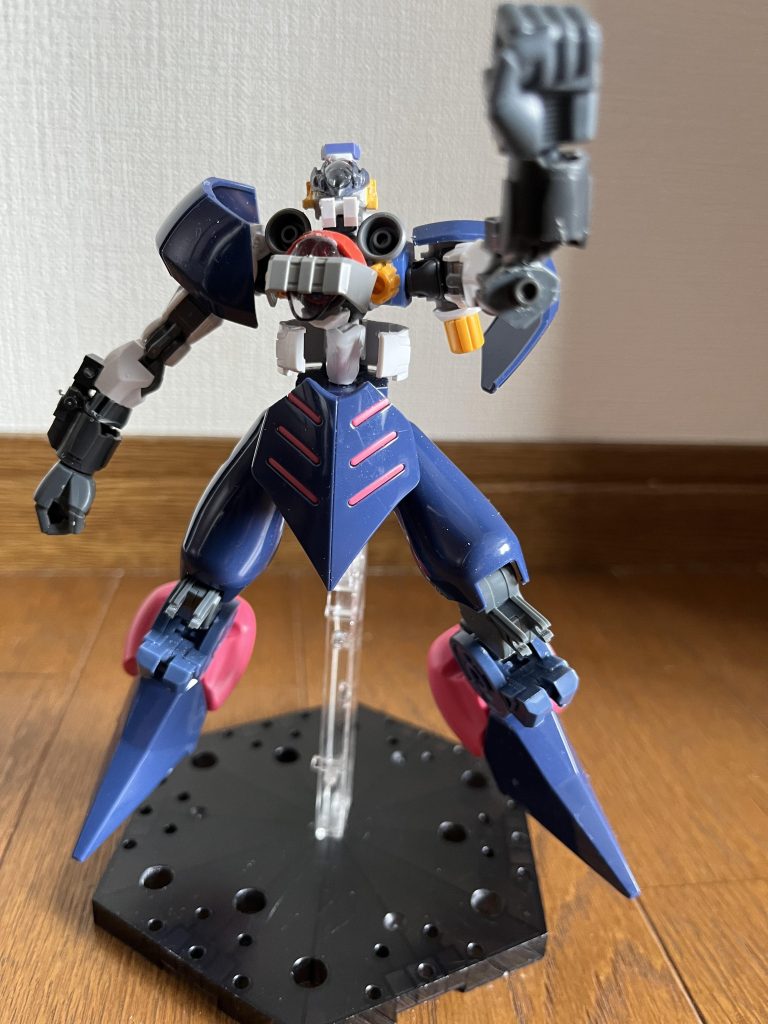 左腕部の手首の根元から開くことでビーム砲を！