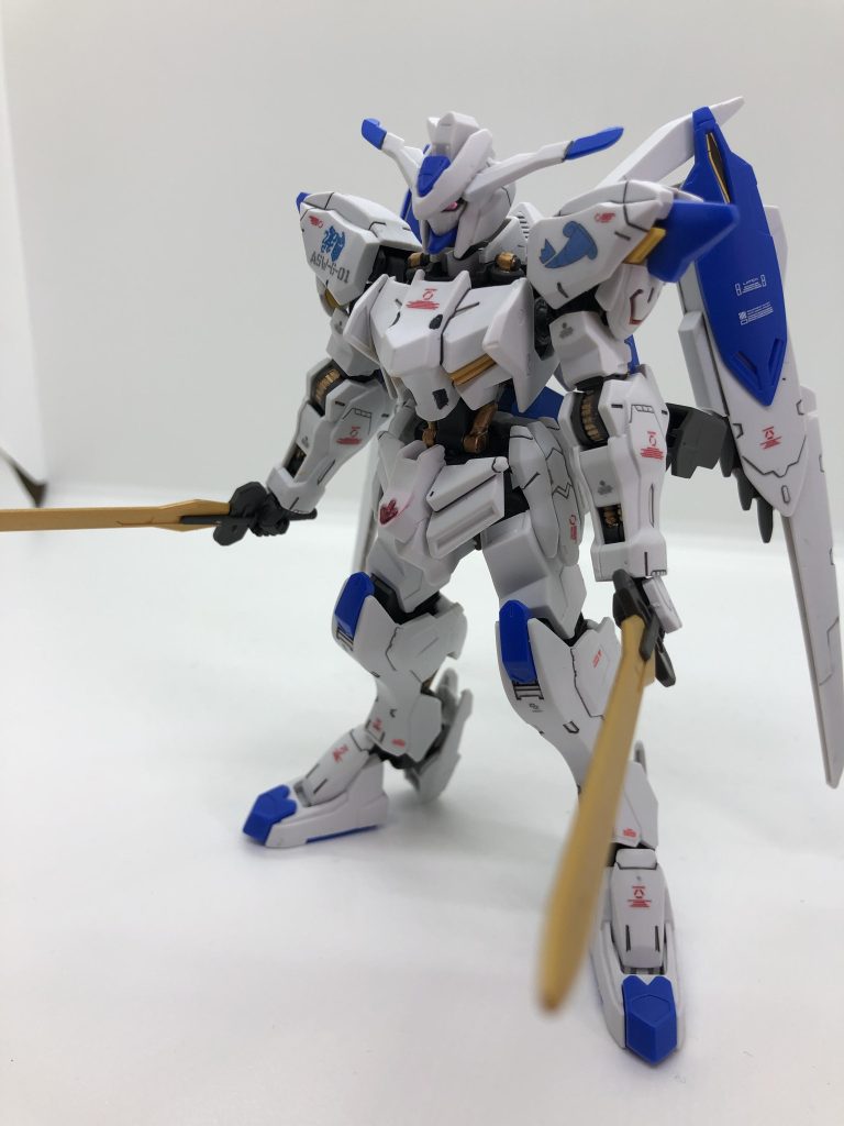 ブルーの部分は全てコバルトブルーで塗り替えました。バエルソード、ファンはゴールドとイエローを調色して塗装、個人的には満足な色です。