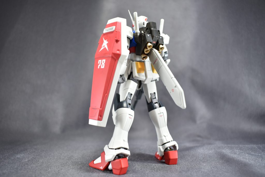 背面バックパックのプロペラントタンクを一基搭載。シールドと尻に意味深な「７８」マーク