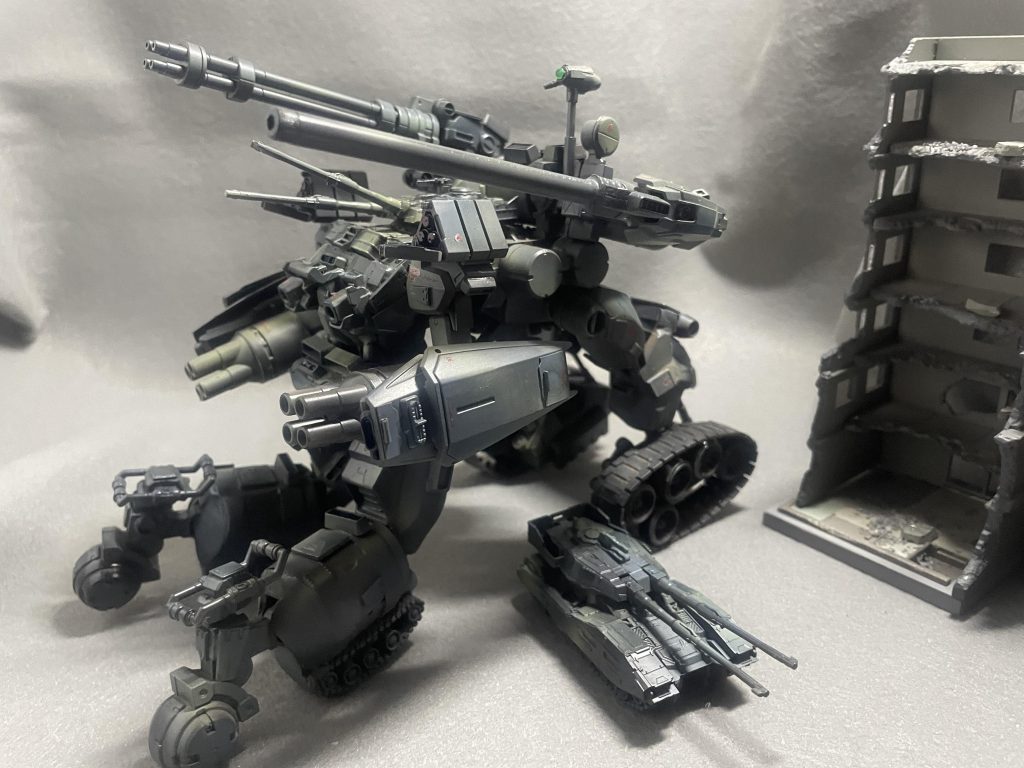 車体を低くする事で障害物に隠れながら戦闘可能なタンクモード。61戦車や歩兵を擁護しつつ移動も可能である。