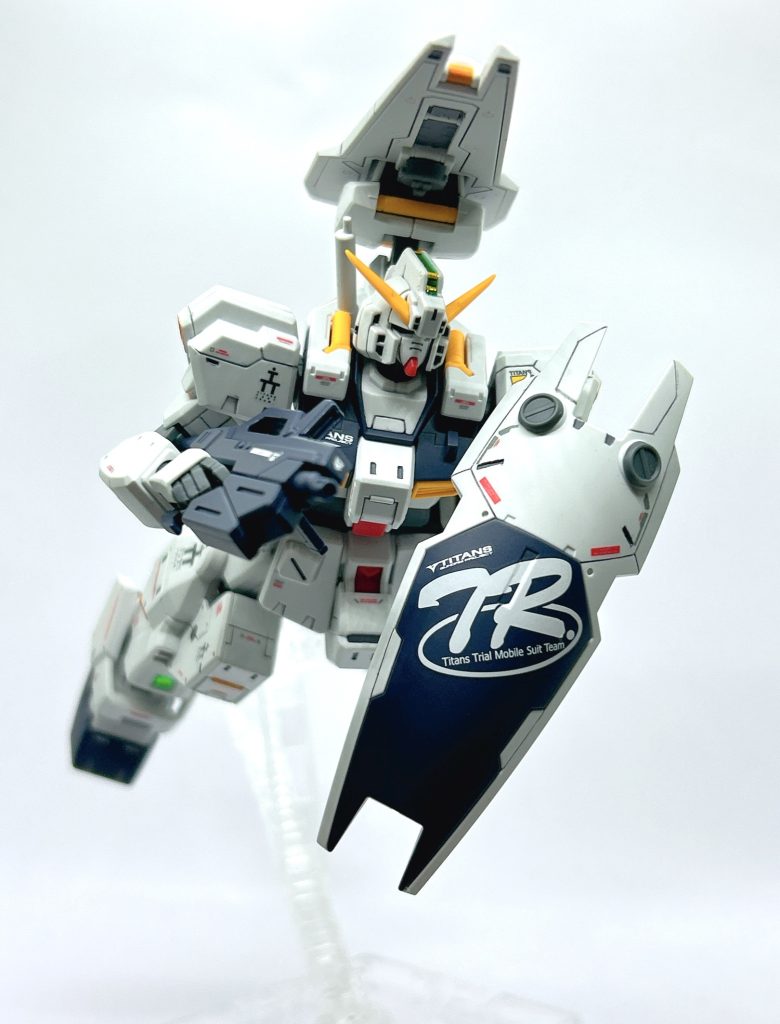 各部のデカールは各種ガンダムデカールやHIQパーツさんの水転写式デカールを貼り、エンブレムなどはキット付属の水転写デカールを貼っています。