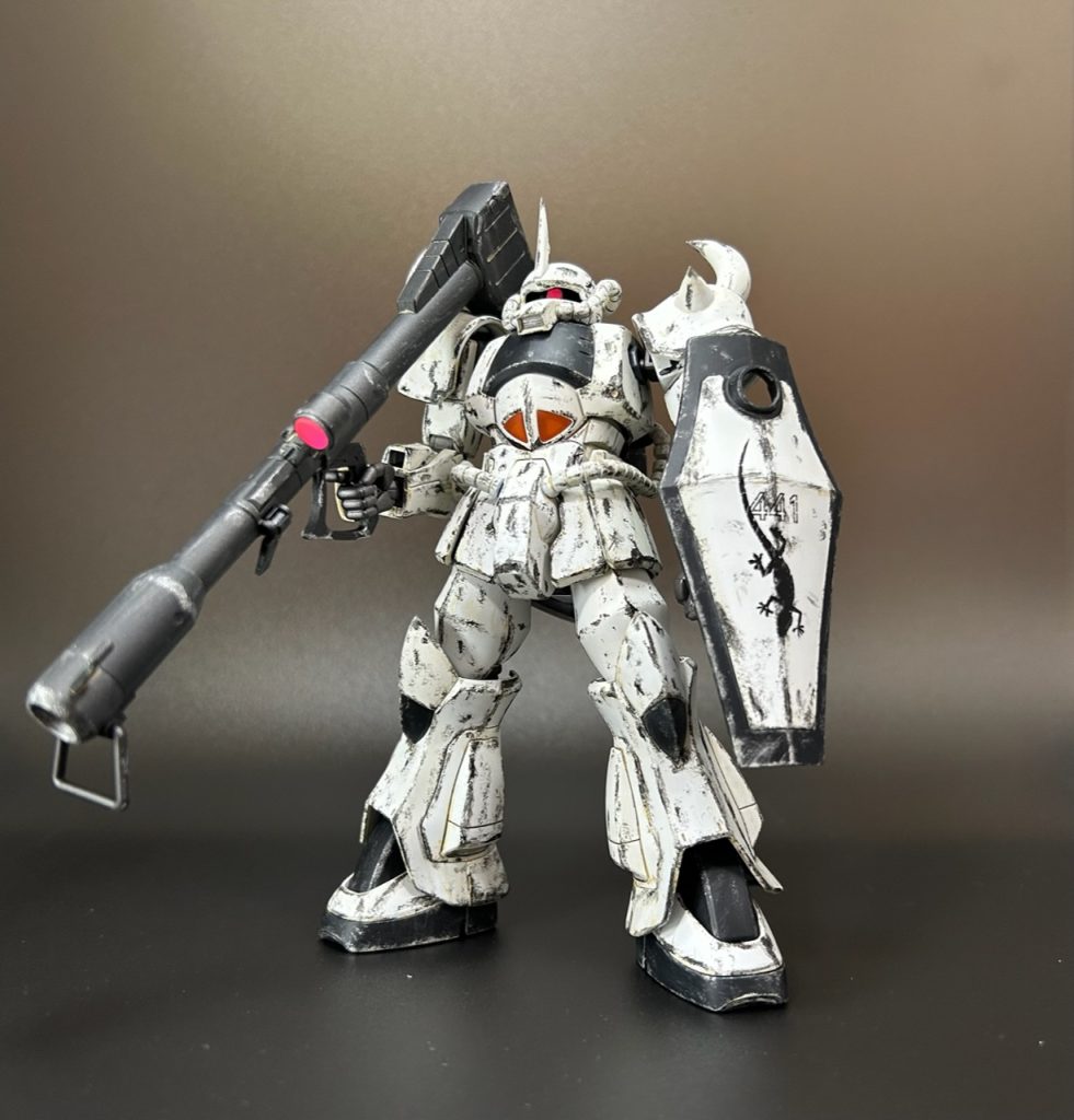 数年ぶりにウェザリングで製作しましたが、汚すの楽しいですね。ウェザリングカラーで土汚れも施したので、若干白が褪せた所もお気に入りです。フィンガーバルカンを外したのは、重力戦線下で複雑な整備や装填作業をするより、より自由の効くマニピュレーターの方がバズーカ持ちには好まれるかな？といった理由です。決してあれが欠陥兵器であるとは思っておりm