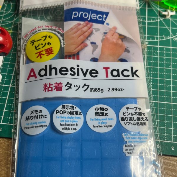 粘着タック。知っている方もいるとは思いますが。よく塗装の時に持ち手が挟めなかったりした時、パーツの裏側につけて固定して持ち手をつけるのに使われているそうですが。僕はいつもパーツの仮止めに使っています。旧キットやここにこのパーツ付けたらかっこいいかなとか確かめたい時にこれで仮止めしてます。他にもマスキングに使用するとか色々使えるので便利です。剥がしたあとも残らないので気を使わないで使えます。では良いガンプラライフを👍 （1枚目）