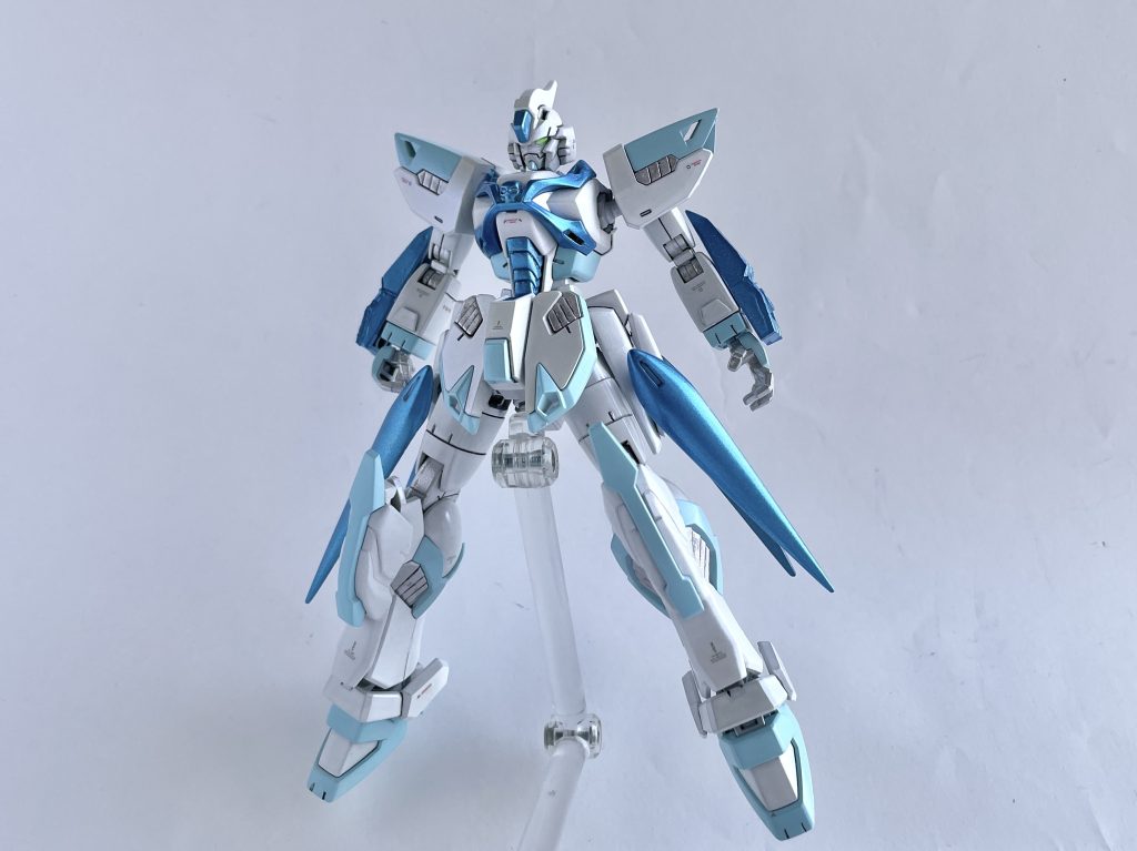 本体はこんな感じ(バックパック無し状態)全身にクリスタルカラーブルーを使い塗装をしたので、角度によって青っぽく光って見えます。