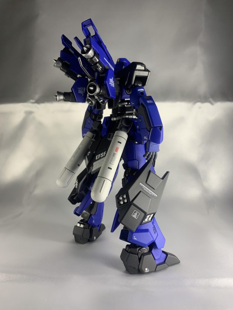 ミキシングしてる内に、バルギルとシナンジュ・スタインのパーツを多く使う事になったので、途中からバルギルとシナンジュの間の機体、サザビーの兄弟機のようなものをイメージして作りました。