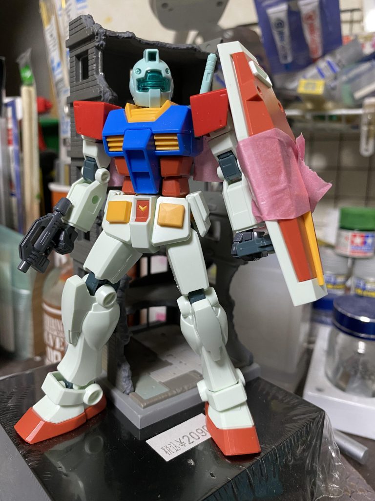 HGUCのジムのパーツを流用しています。台座はグリーンスタッフワールドのです。