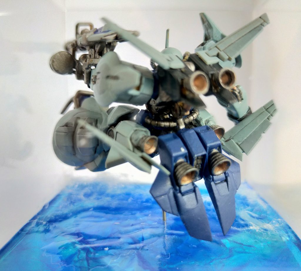 後ろ側はバーニアとハネの主張がすごい